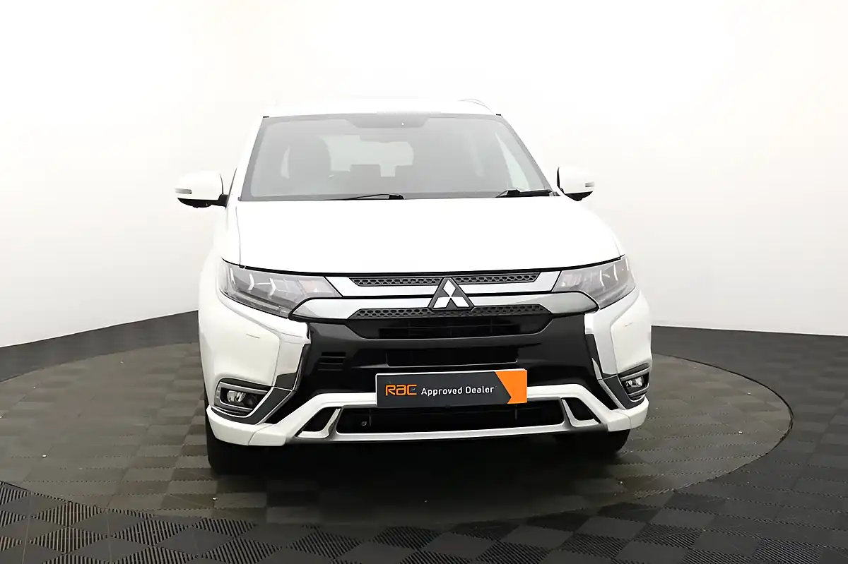 Used 2020 Mitsubishi Outlander White - Interior and Exterior details 8