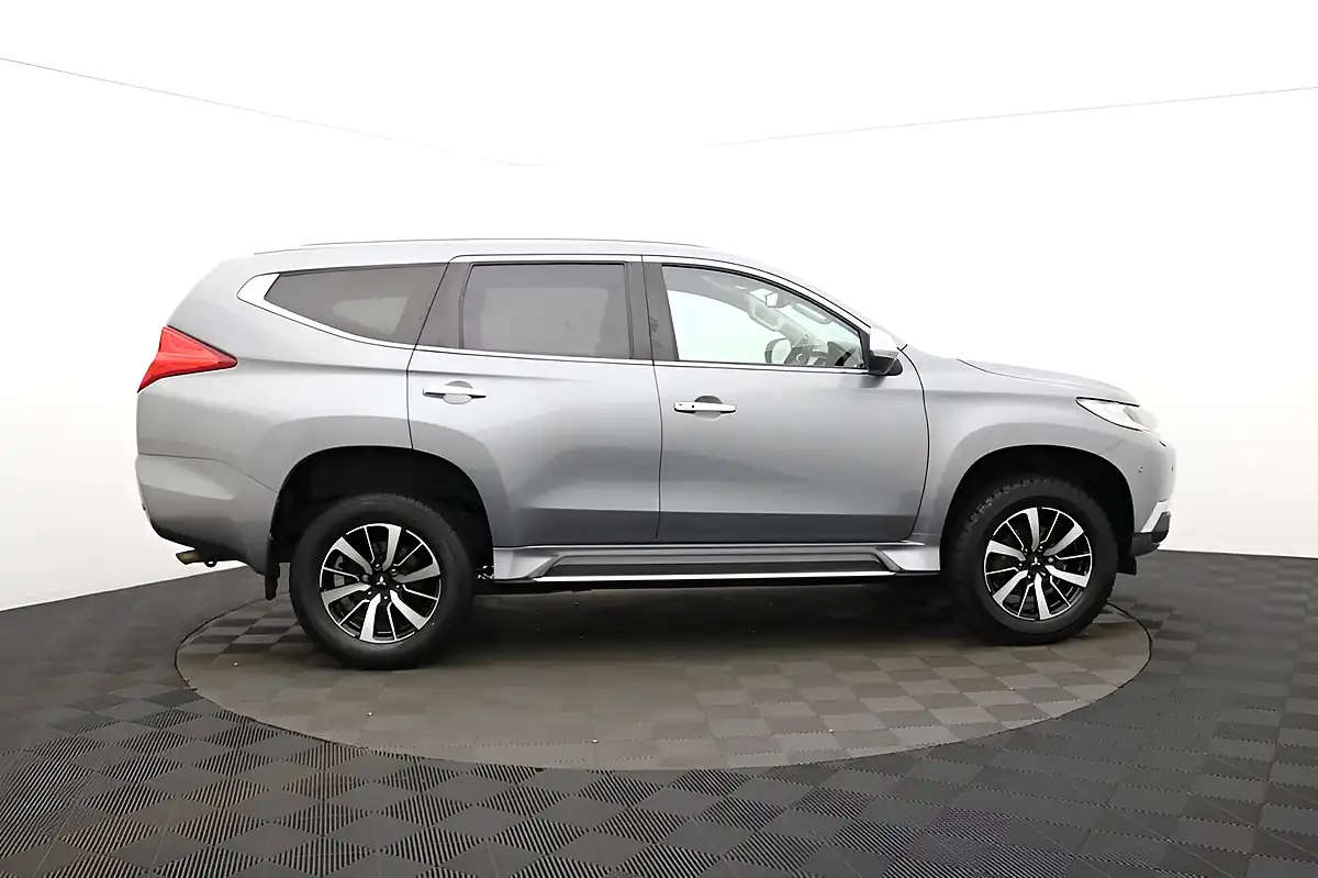 Used 2020 Mitsubishi Shogun Sport Grey - Interior and Exterior details 8