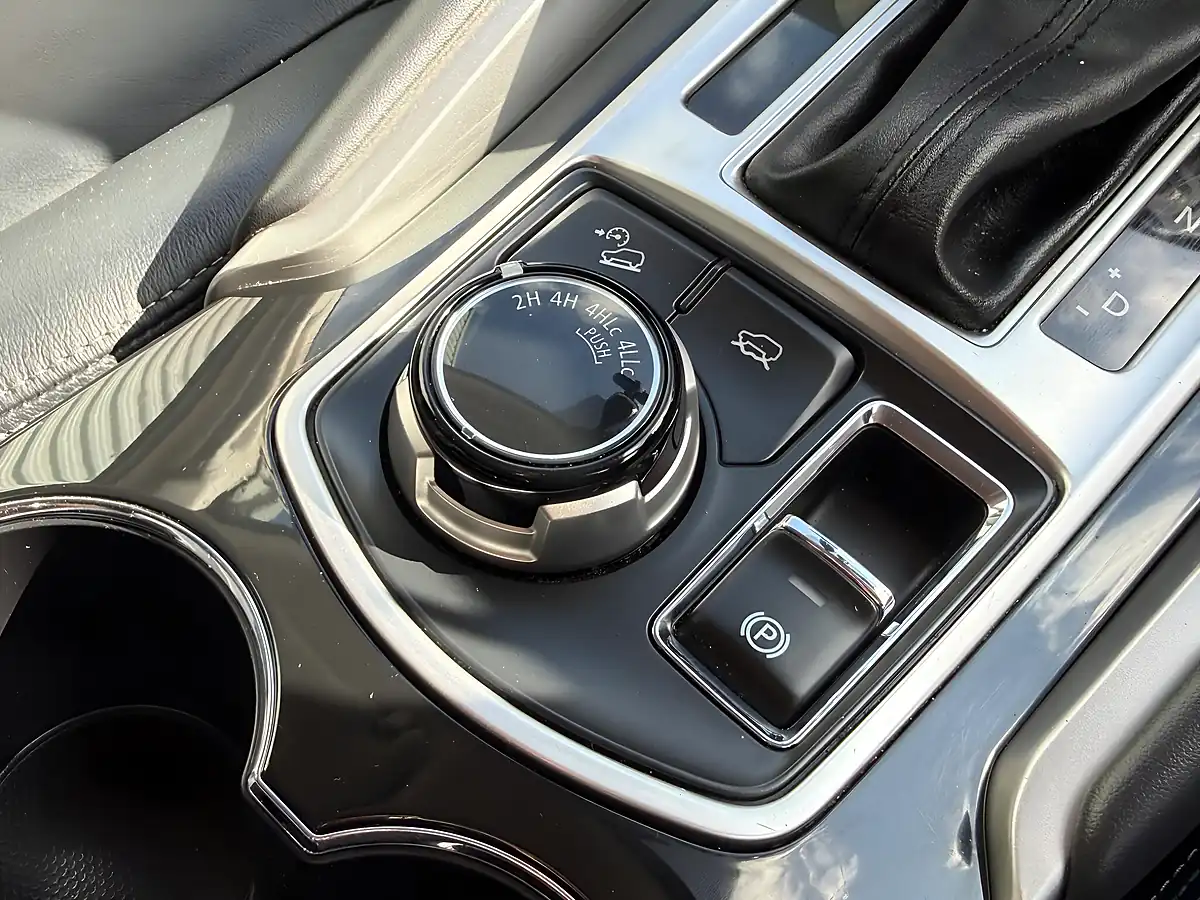 Used 2020 Mitsubishi Shogun Sport White - Interior and Exterior details 15
