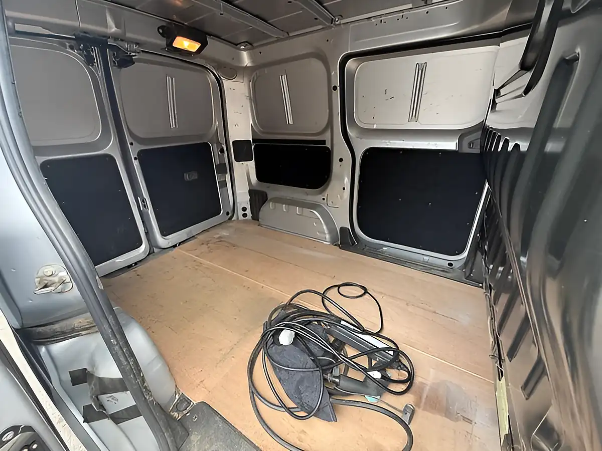 Used 2020 Nissan e-NV200 Tekna Silver - Interior and Exterior details 16