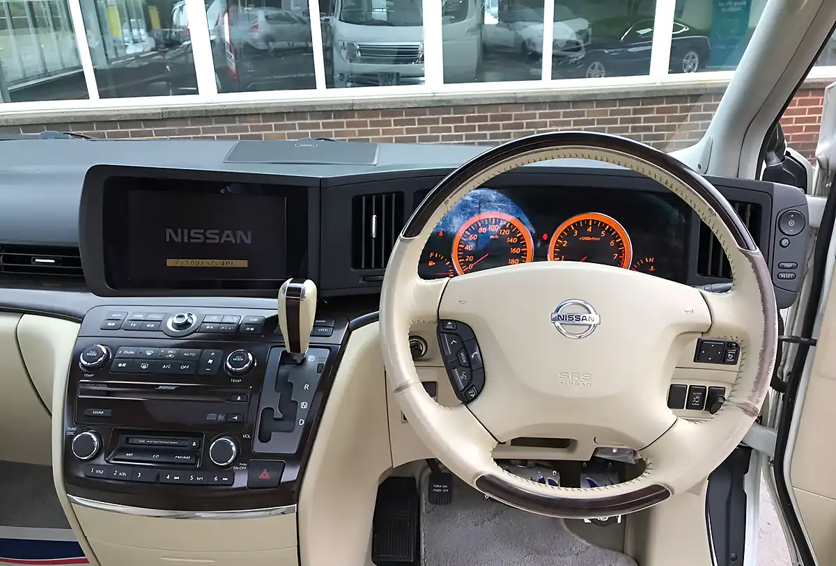 Used 2020 Nissan Elgrand Rider S White - Interior and Exterior details 11