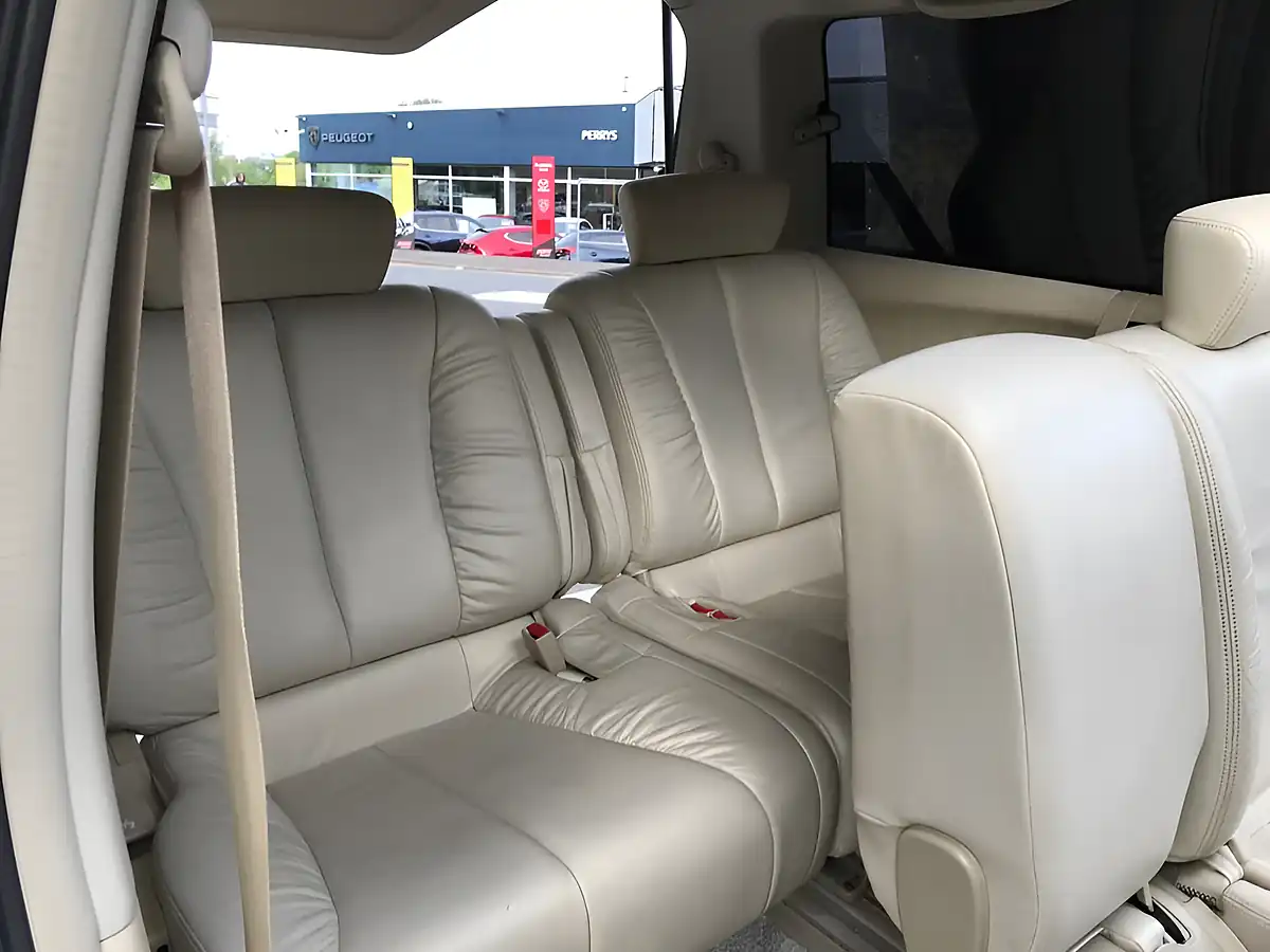 Used 2020 Nissan Elgrand Rider S White - Interior and Exterior details 15