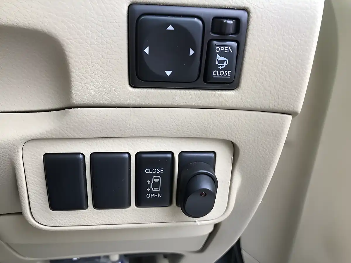 Used 2020 Nissan Elgrand Rider S White - Interior and Exterior details 18