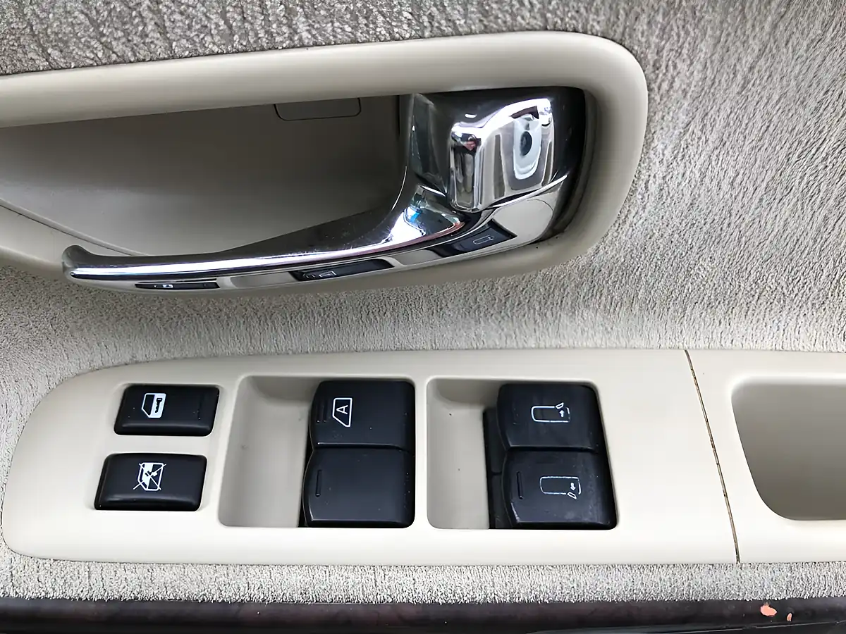 Used 2020 Nissan Elgrand Rider S White - Interior and Exterior details 19