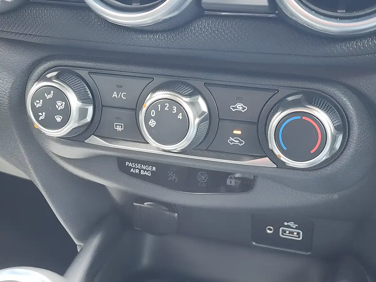 Used 2020 Nissan Juke Acenta Blue - Interior and Exterior details 12