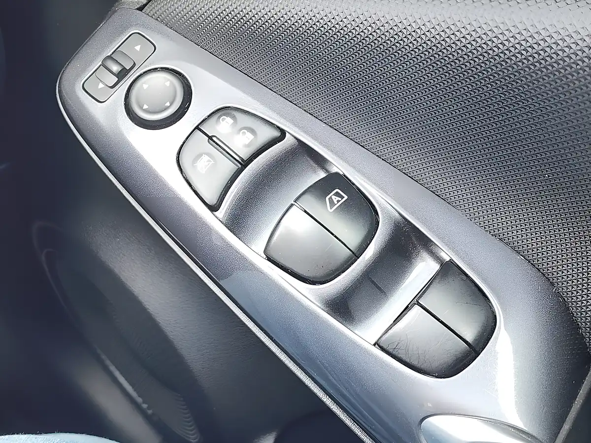 Used 2020 Nissan Juke Acenta Blue - Interior and Exterior details 17