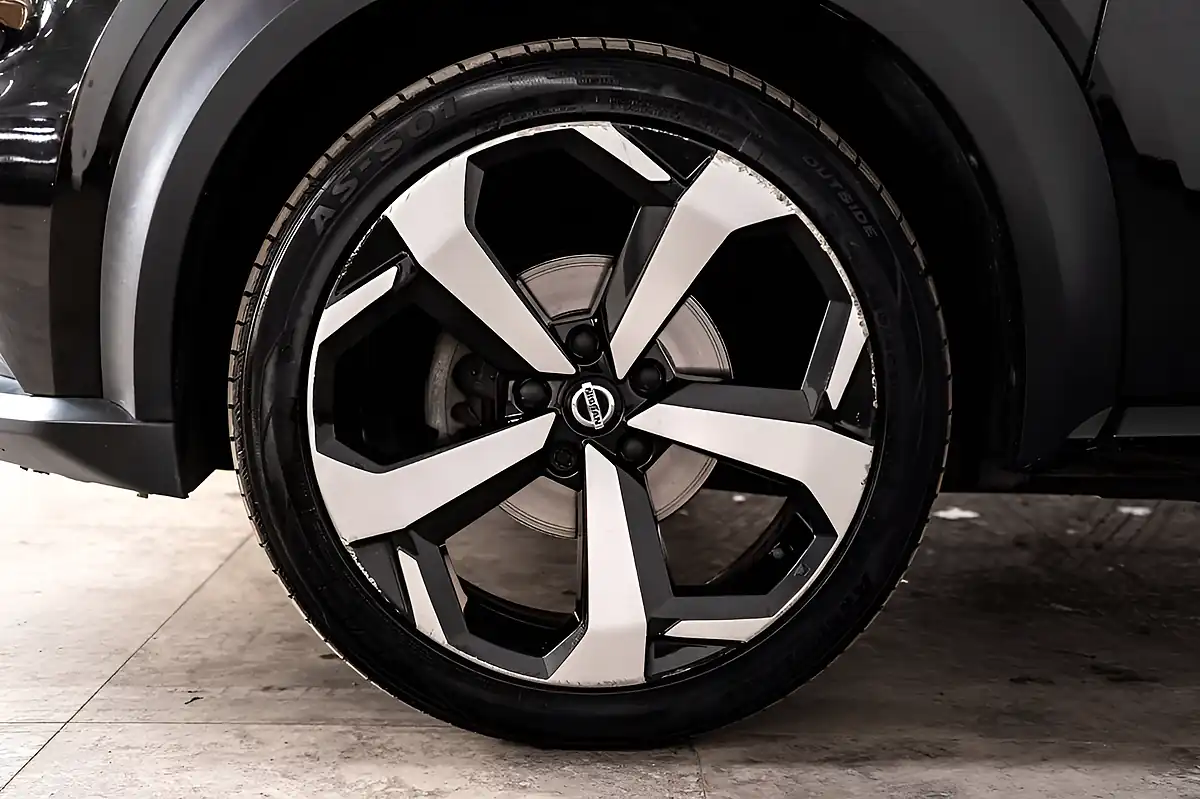 Used 2020 Nissan Juke Tekna Pearl Black - Interior and Exterior details 18