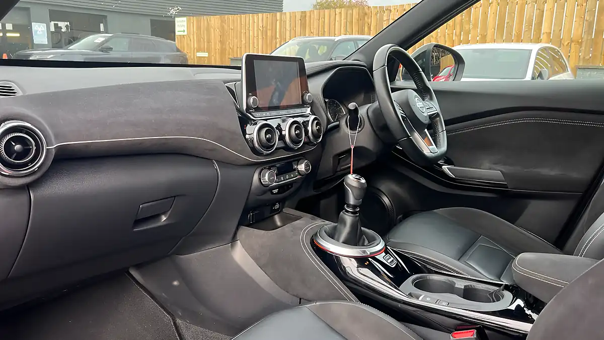 Used 2020 Nissan Juke Tekna+ Red - Interior and Exterior details 6