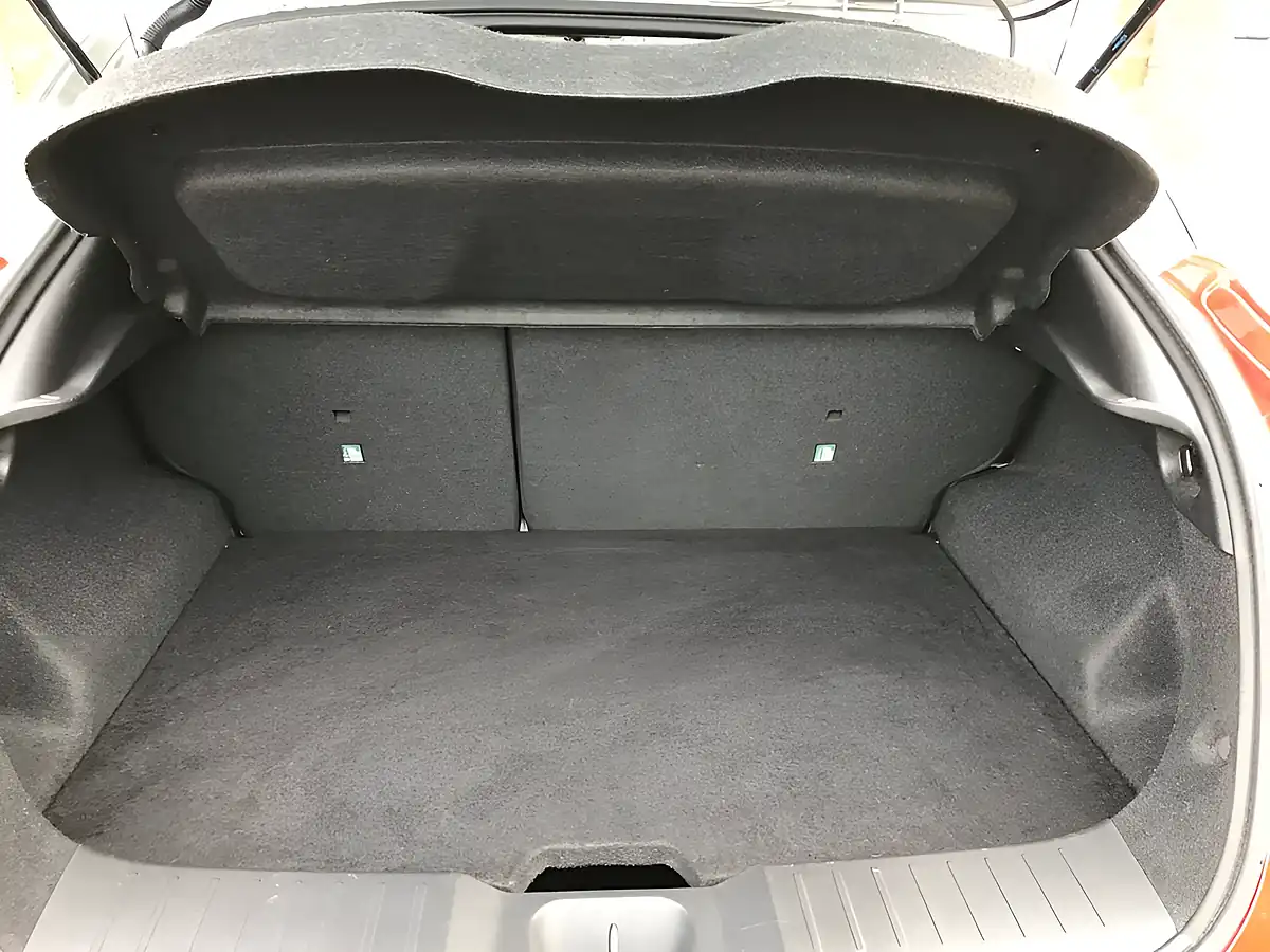 Used 2020 Nissan Juke Tekna+ Red - Interior and Exterior details 15