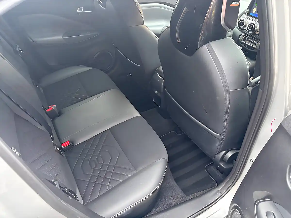 Used 2020 Nissan Juke Tekna Silver - Interior and Exterior details 11
