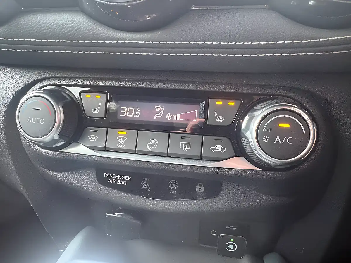 Used 2020 Nissan Juke Tekna Silver - Interior and Exterior details 17