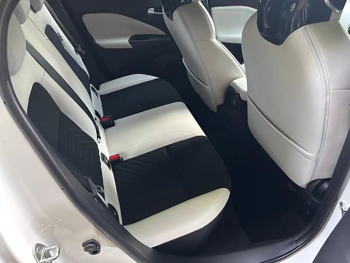 Used 2020 Nissan Juke Tekna+ White - Interior and Exterior details 16