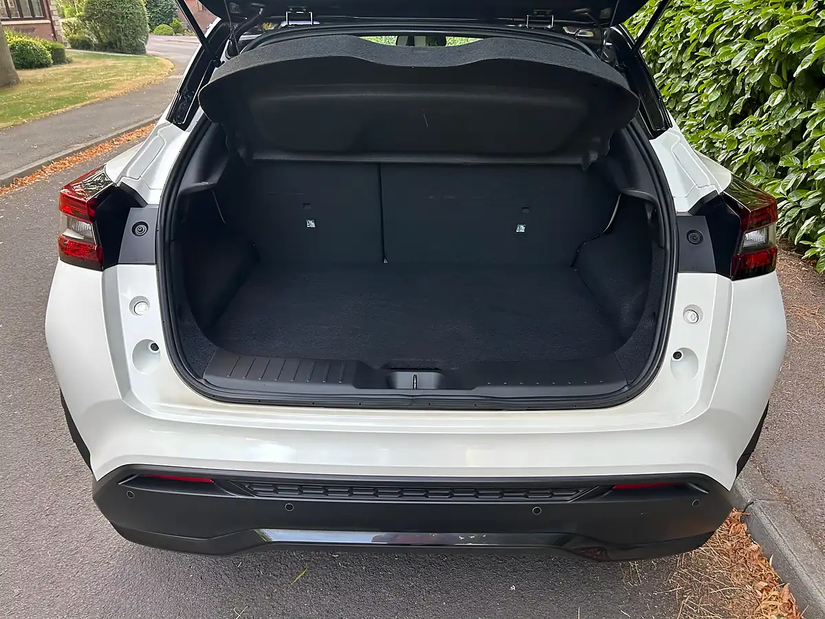 Used 2020 Nissan Juke Tekna+ White - Interior and Exterior details 19