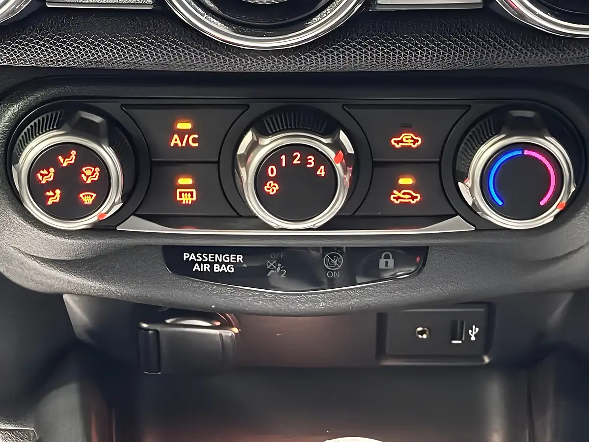 Used 2020 Nissan Juke Visia Ink Blue - Interior and Exterior details 16