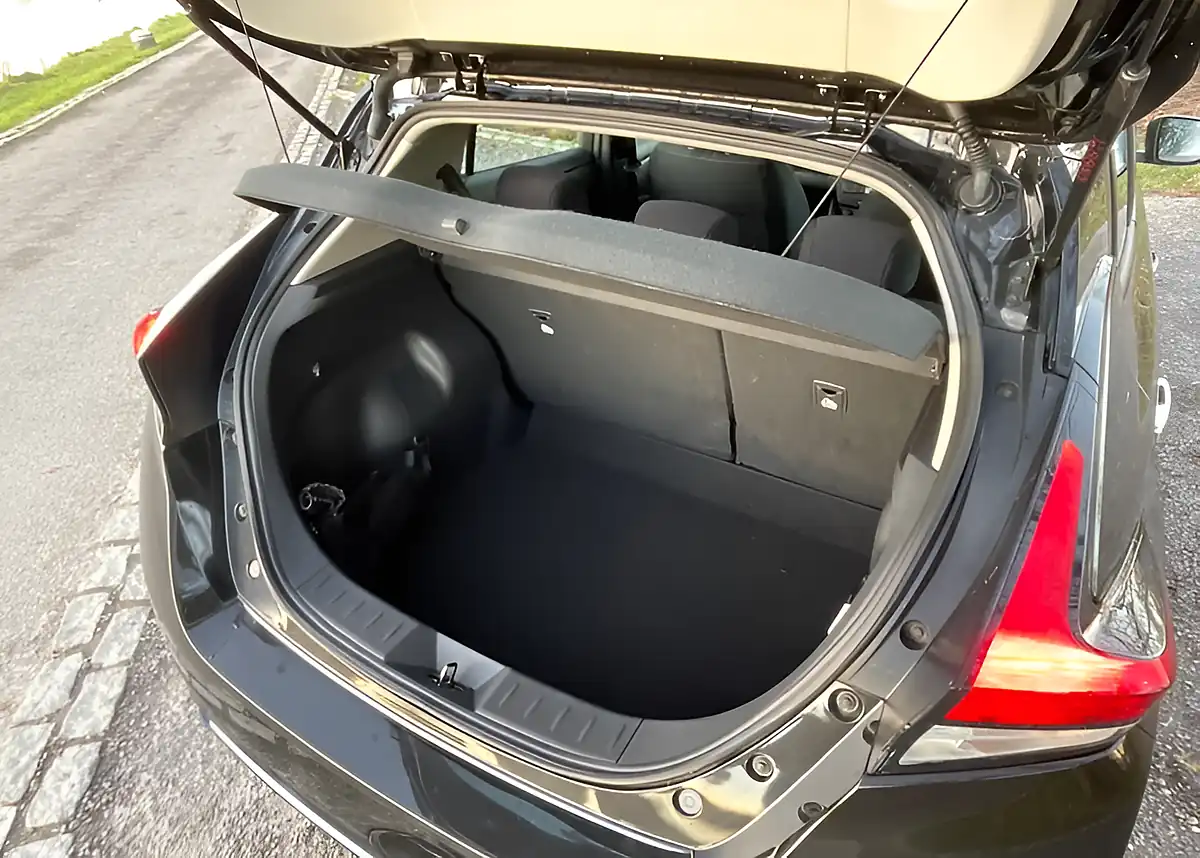 Used 2020 Nissan Leaf Acenta Black - Interior and Exterior details 16