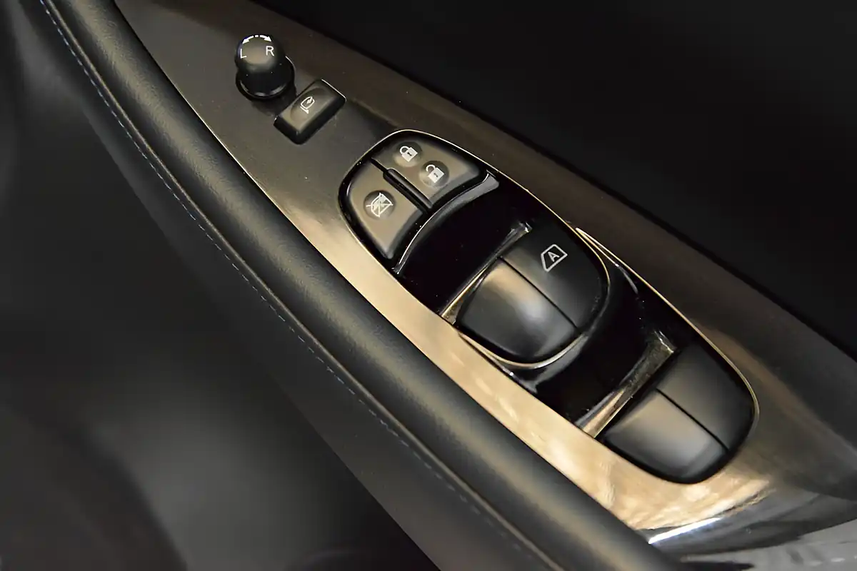 Used 2020 Nissan Leaf N-Connecta Black - Interior and Exterior details 9