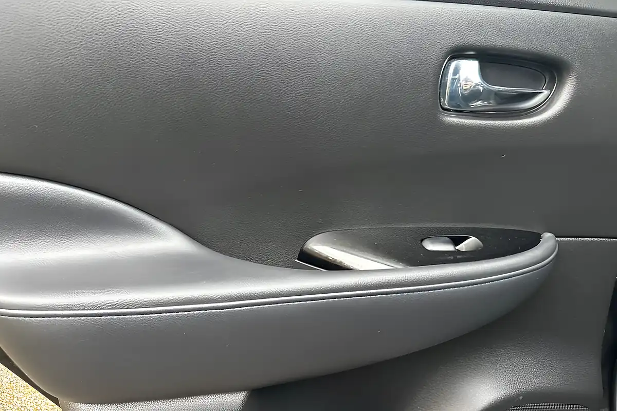 Used 2020 Nissan Leaf N-Connecta Pearl Black - Interior and Exterior details 15