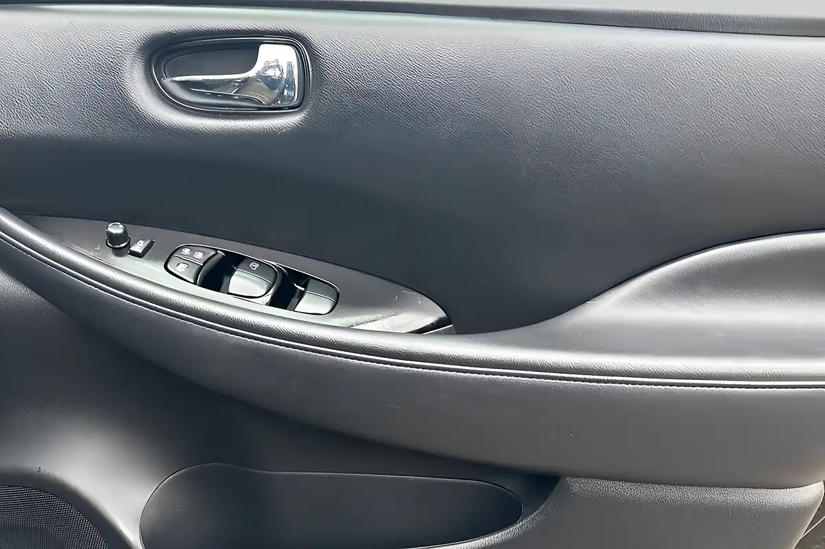Used 2020 Nissan Leaf N-Connecta Pearl Black - Interior and Exterior details 17