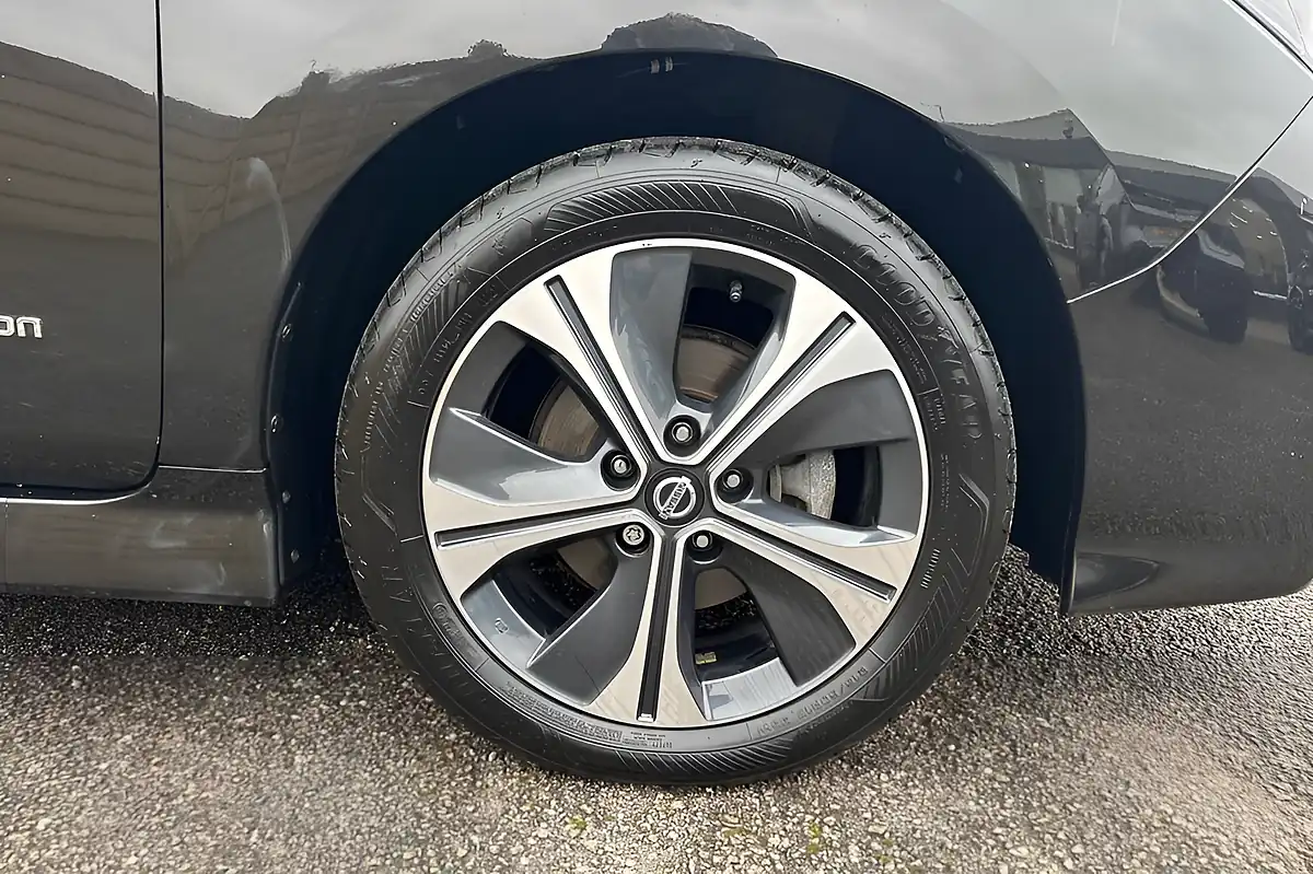 Used 2020 Nissan Leaf N-Connecta Pearl Black - Interior and Exterior details 9