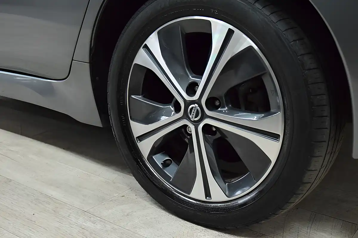 Used 2020 Nissan Leaf Tekna Grey - Interior and Exterior details 9