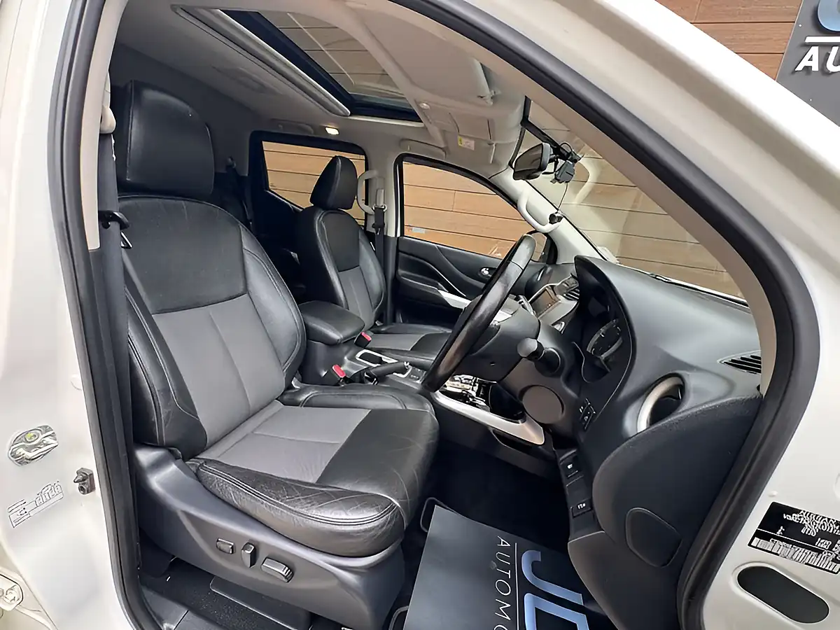Used 2020 Nissan Navara N-Guard White - Interior and Exterior details 14