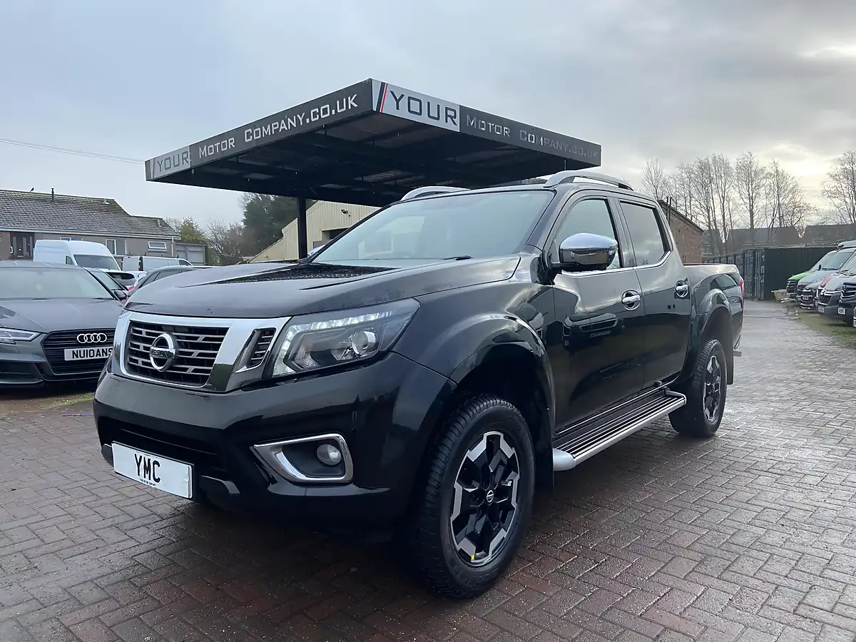 Used 2020 Nissan Navara Tekna Black - Front View