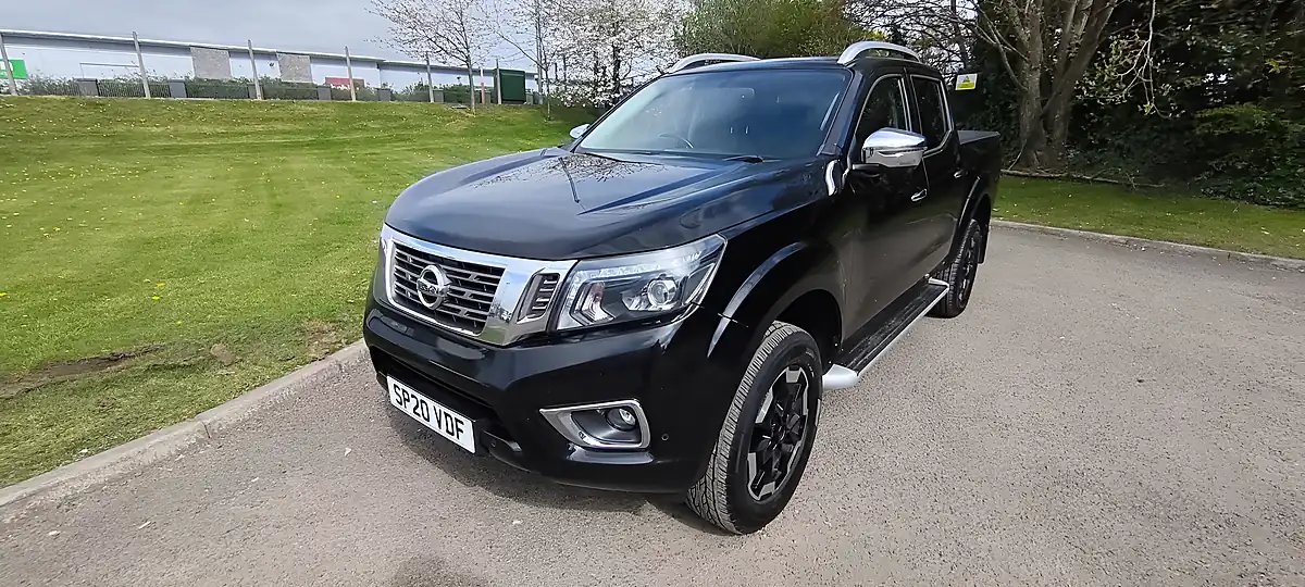 Used 2020 Nissan Navara Tekna Black - Front View