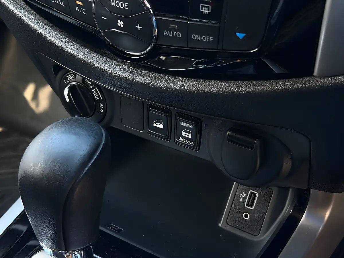 Used 2020 Nissan Navara Tekna Black - Interior and Exterior details 12