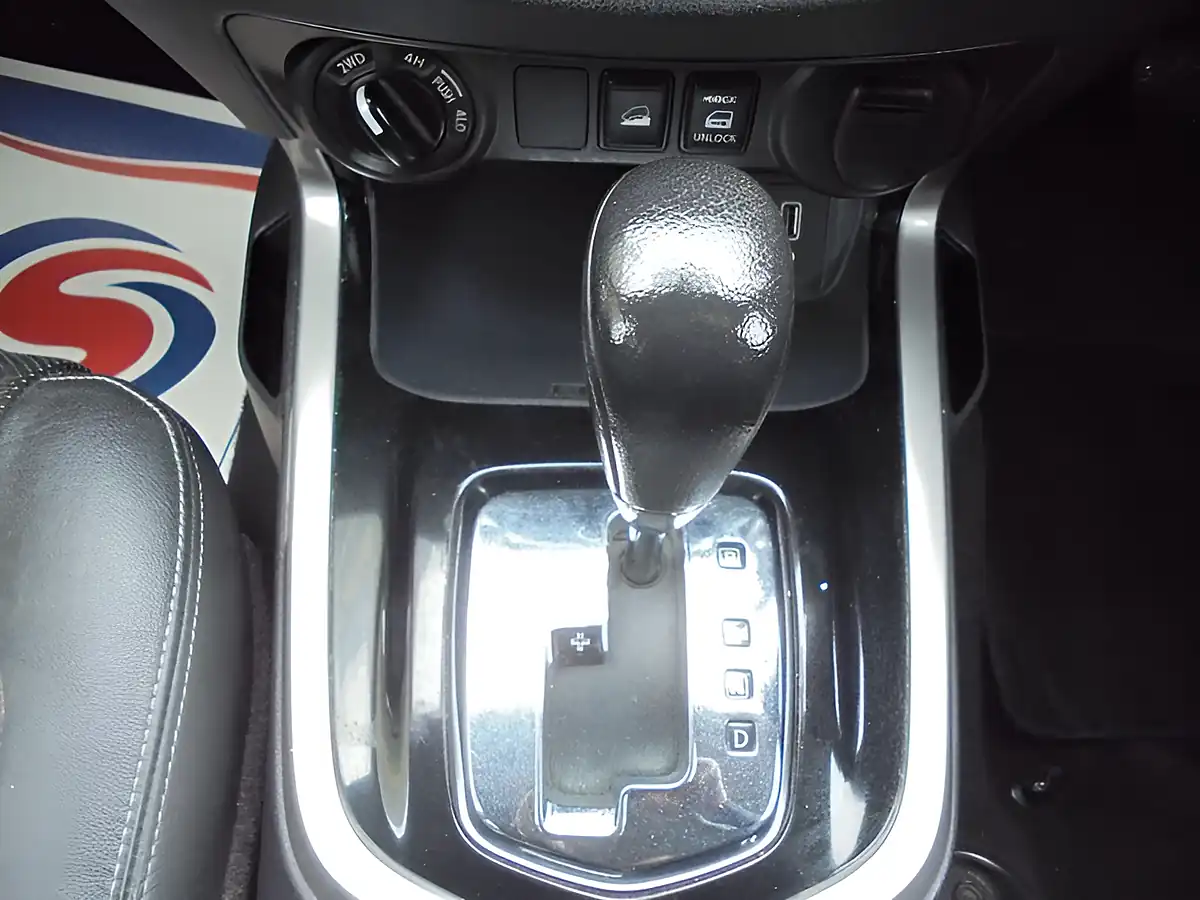 Used 2020 Nissan Navara Tekna Black - Interior and Exterior details 13