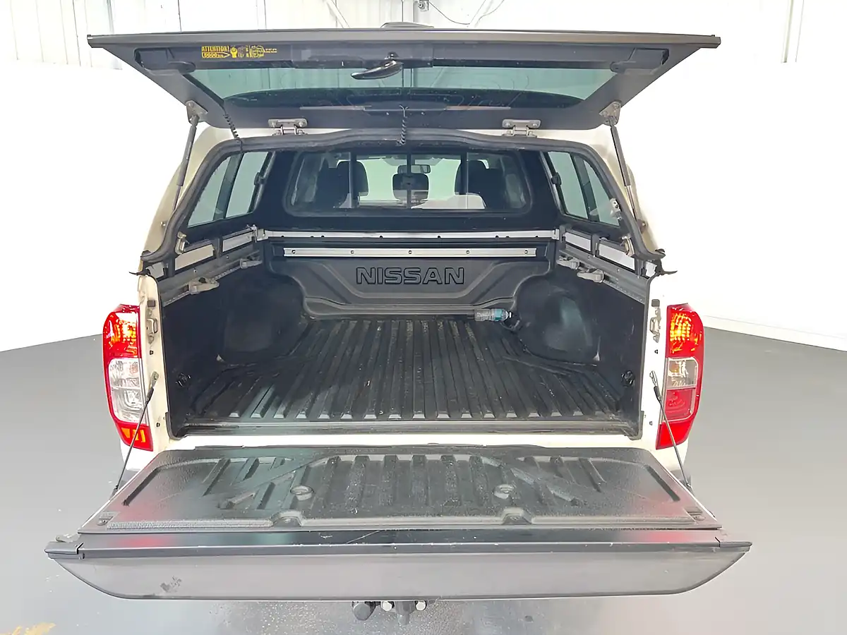 Used 2020 Nissan Navara Tekna White - Interior and Exterior details 11