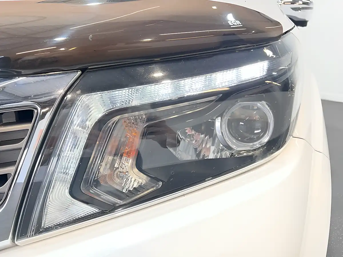 Used 2020 Nissan Navara Tekna White - Interior and Exterior details 4
