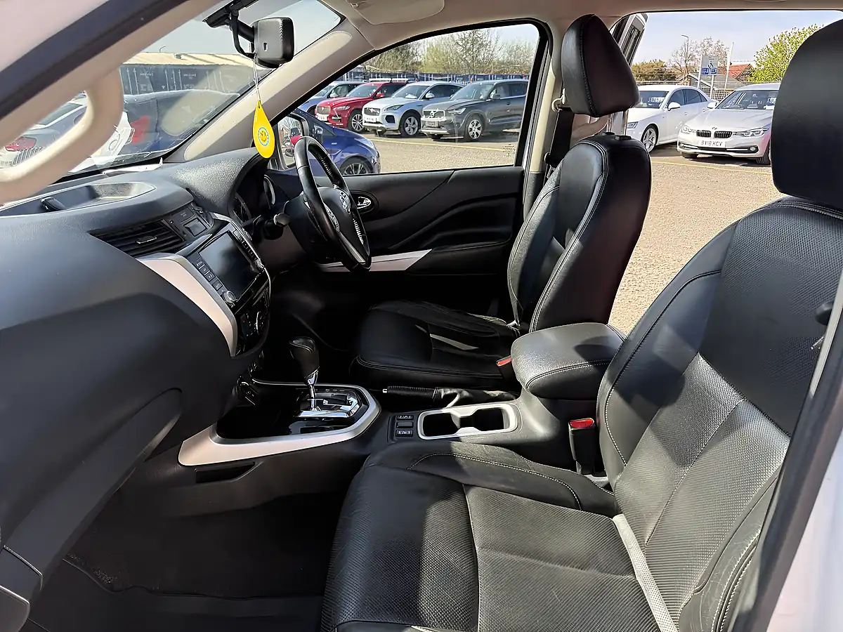 Used 2020 Nissan Navara Tekna White - Interior and Exterior details 11