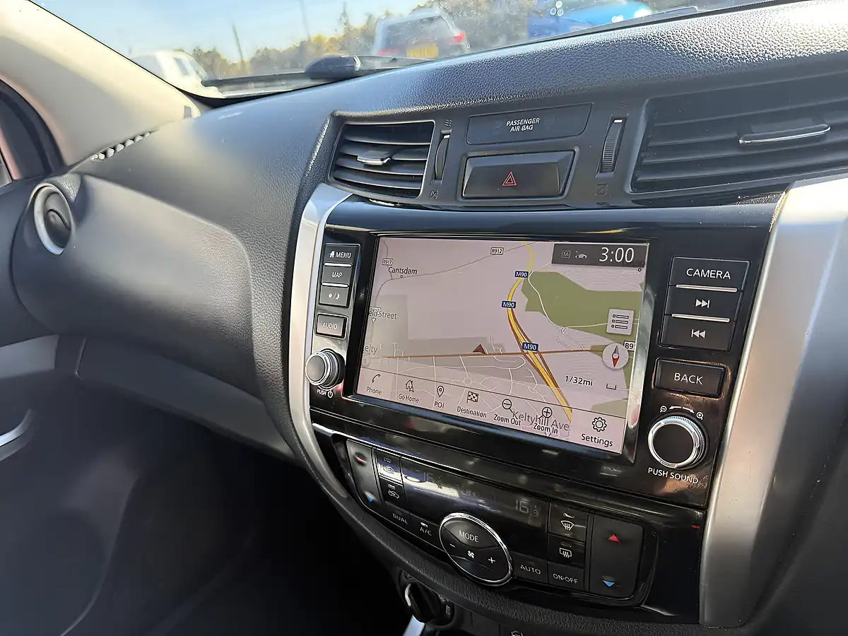 Used 2020 Nissan Navara Tekna White - Interior and Exterior details 16
