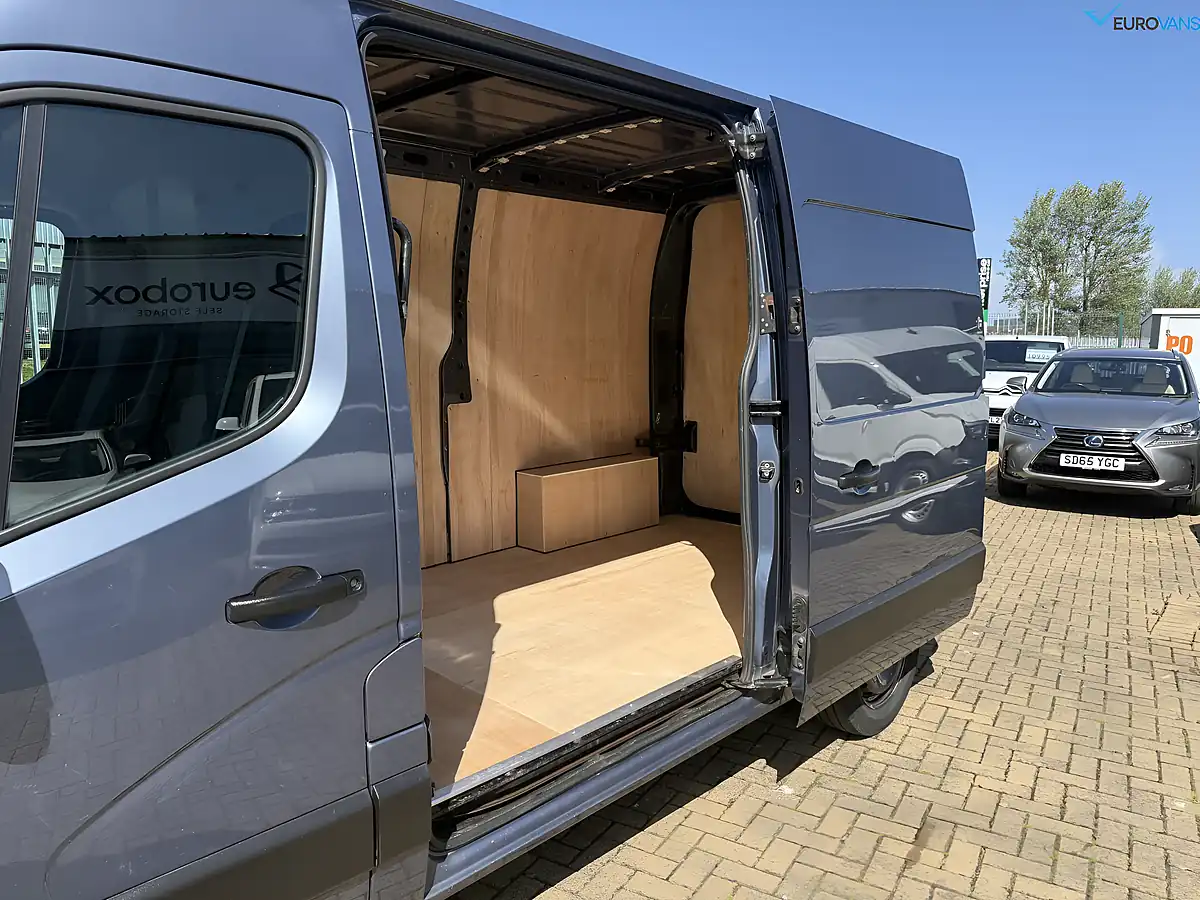 Used 2020 Nissan NV400 Acenta Grey - Interior and Exterior details 6