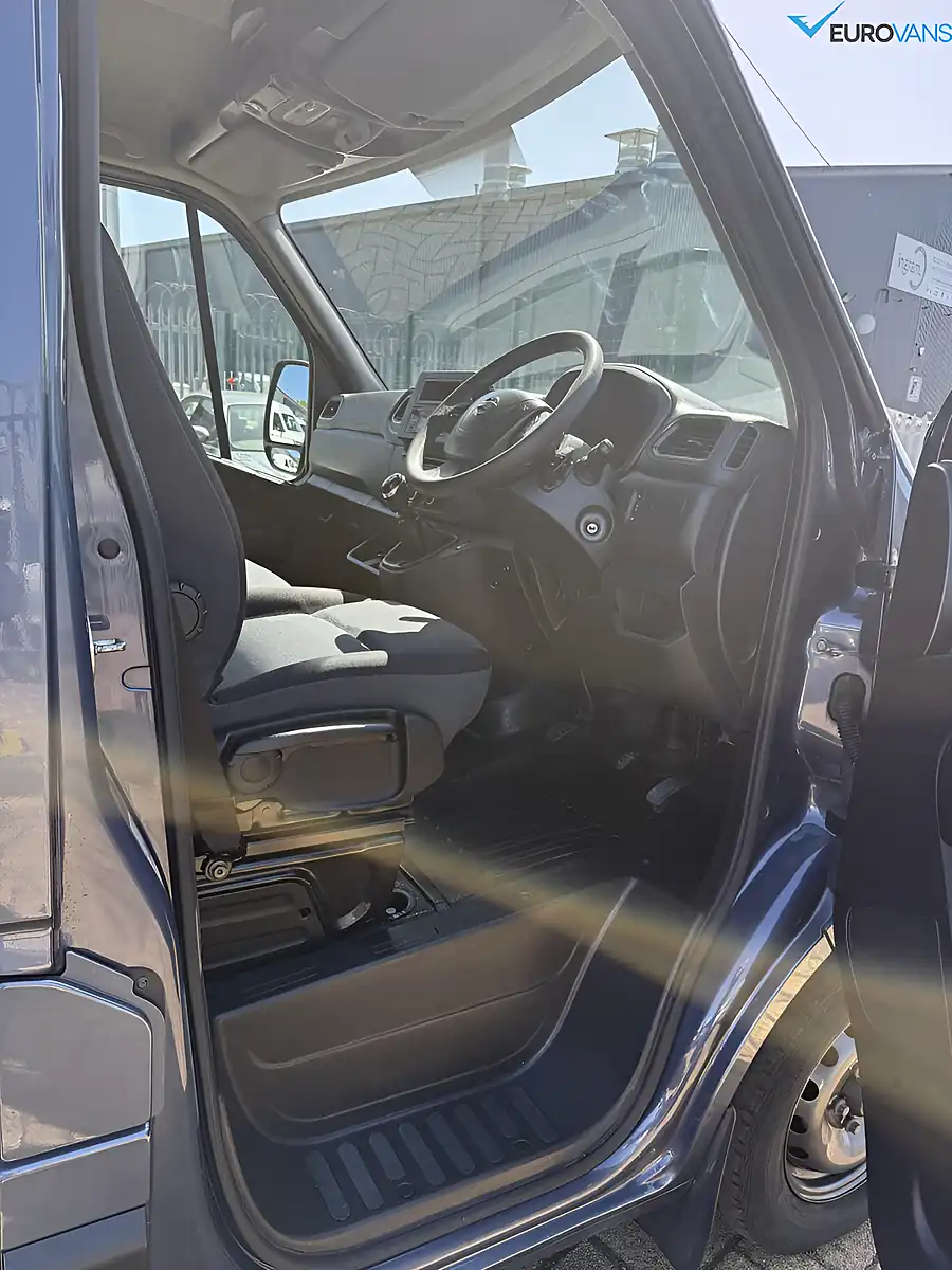 Used 2020 Nissan NV400 Acenta Grey - Interior and Exterior details 8