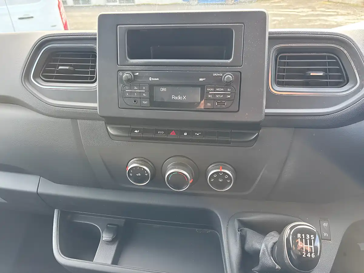 Used 2020 Nissan NV400 Acenta White - Interior and Exterior details 14