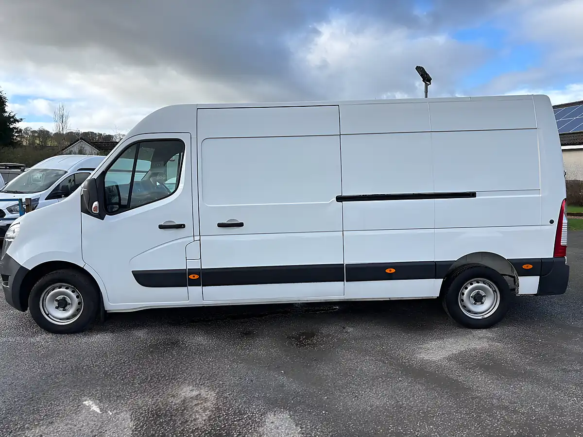Used 2020 Nissan NV400 Acenta White - Interior and Exterior details 7