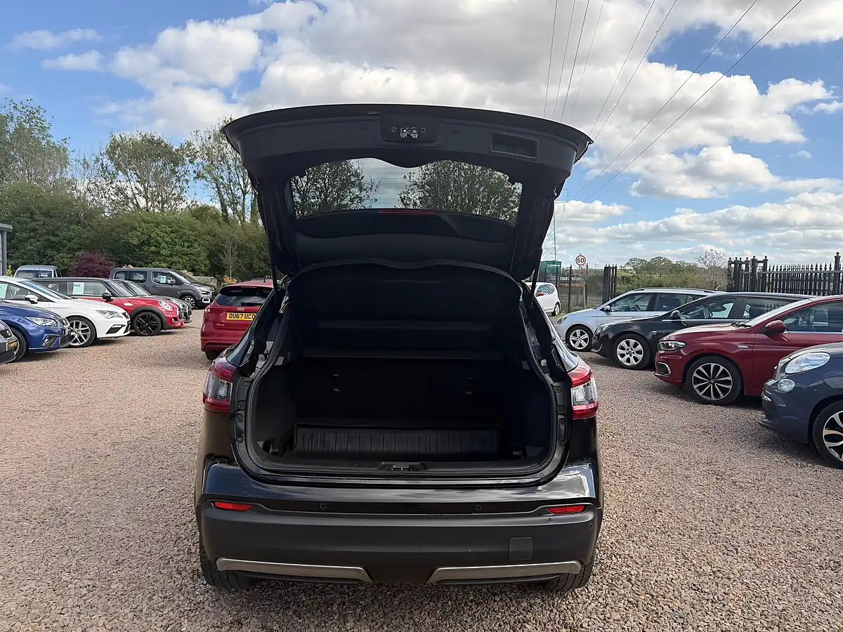 Used 2020 Nissan Qashqai N-Connecta Black - Interior and Exterior details 12