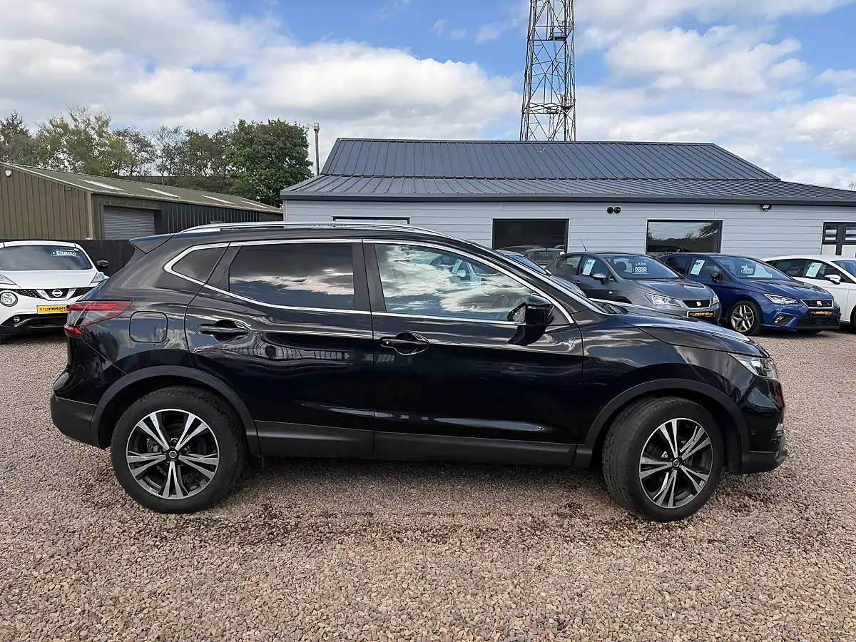 Used 2020 Nissan Qashqai N-Connecta Black - Interior and Exterior details 7