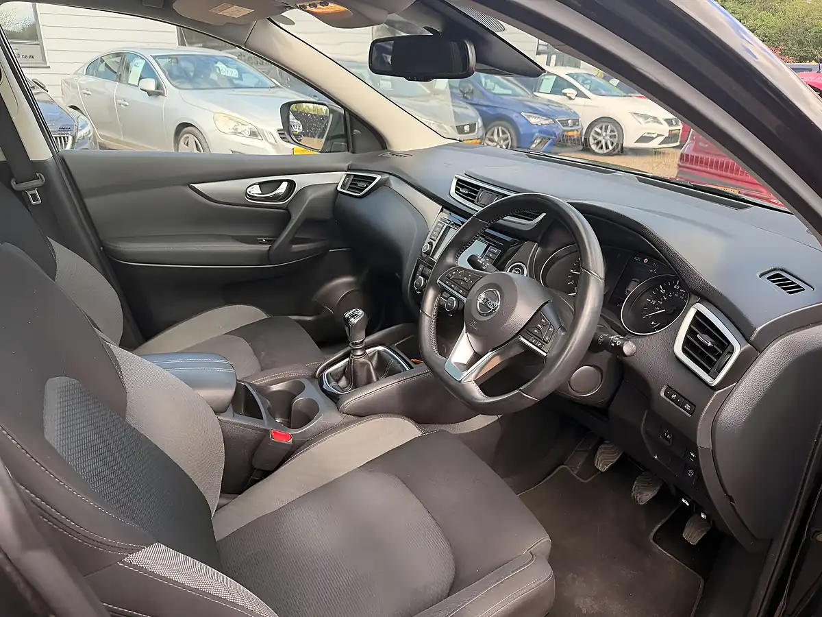 Used 2020 Nissan Qashqai N-Connecta Black - Interior and Exterior details 8