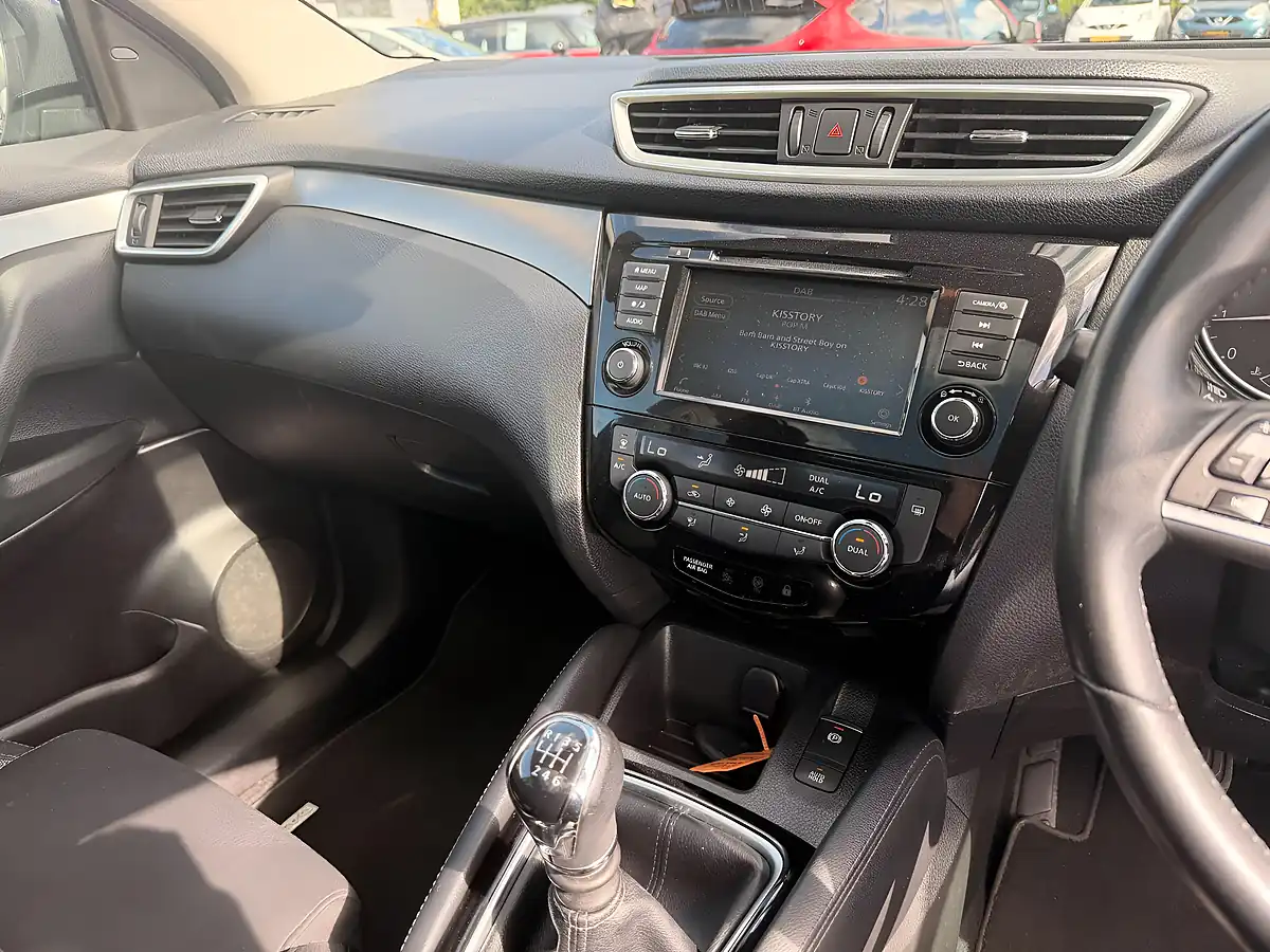 Used 2020 Nissan Qashqai N-Connecta Black - Interior and Exterior details 9