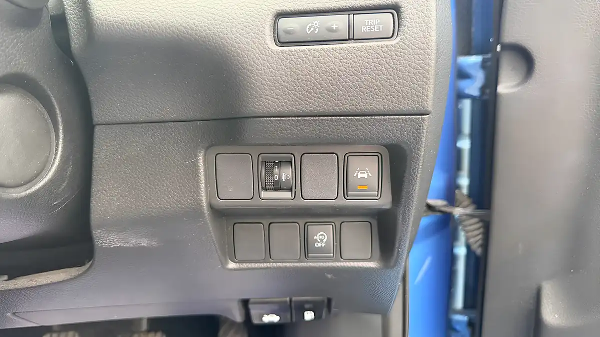 Used 2020 Nissan Qashqai N-Connecta Blue - Interior and Exterior details 15