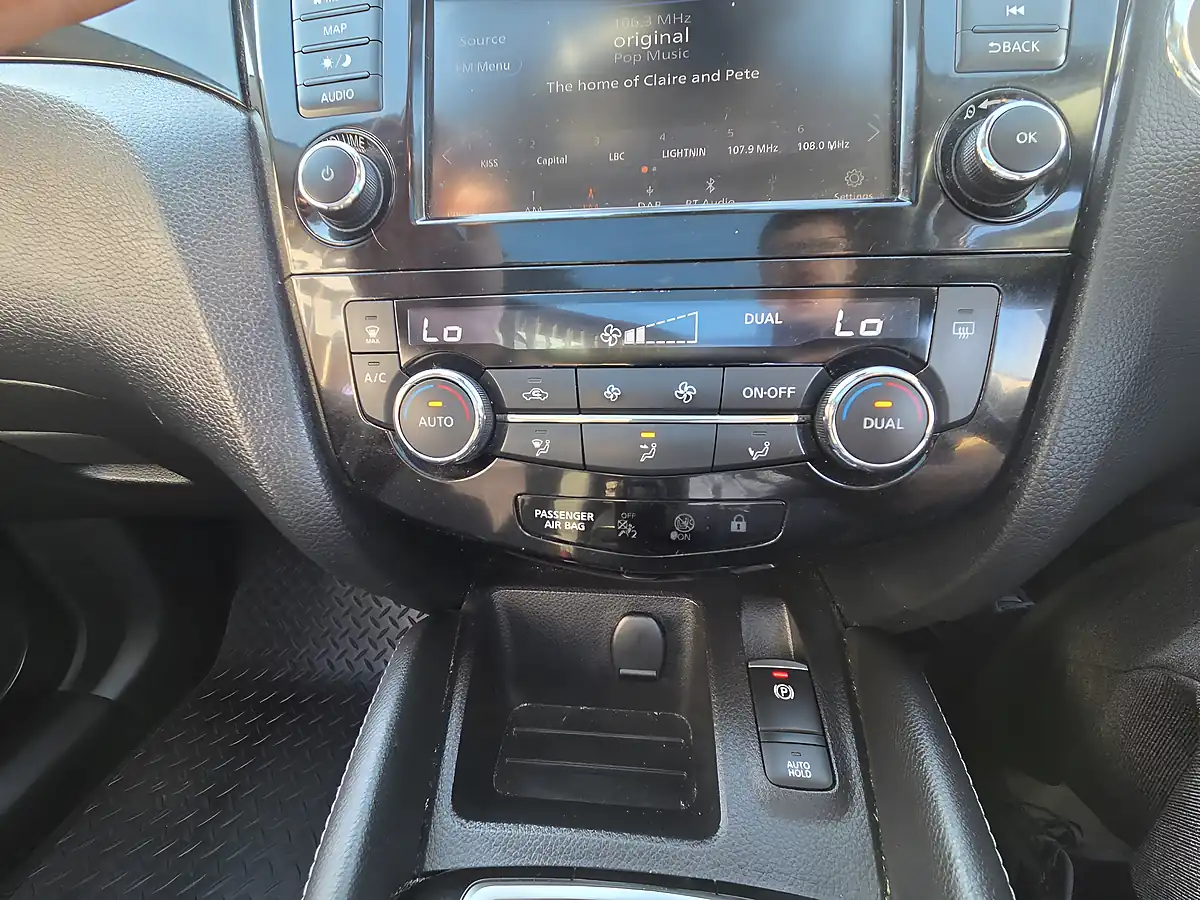 Used 2020 Nissan Qashqai N-Connecta Blue - Interior and Exterior details 12