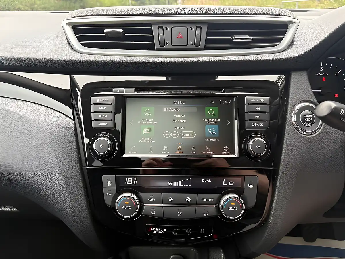 Used 2020 Nissan Qashqai N-Connecta Grey - Interior and Exterior details 11