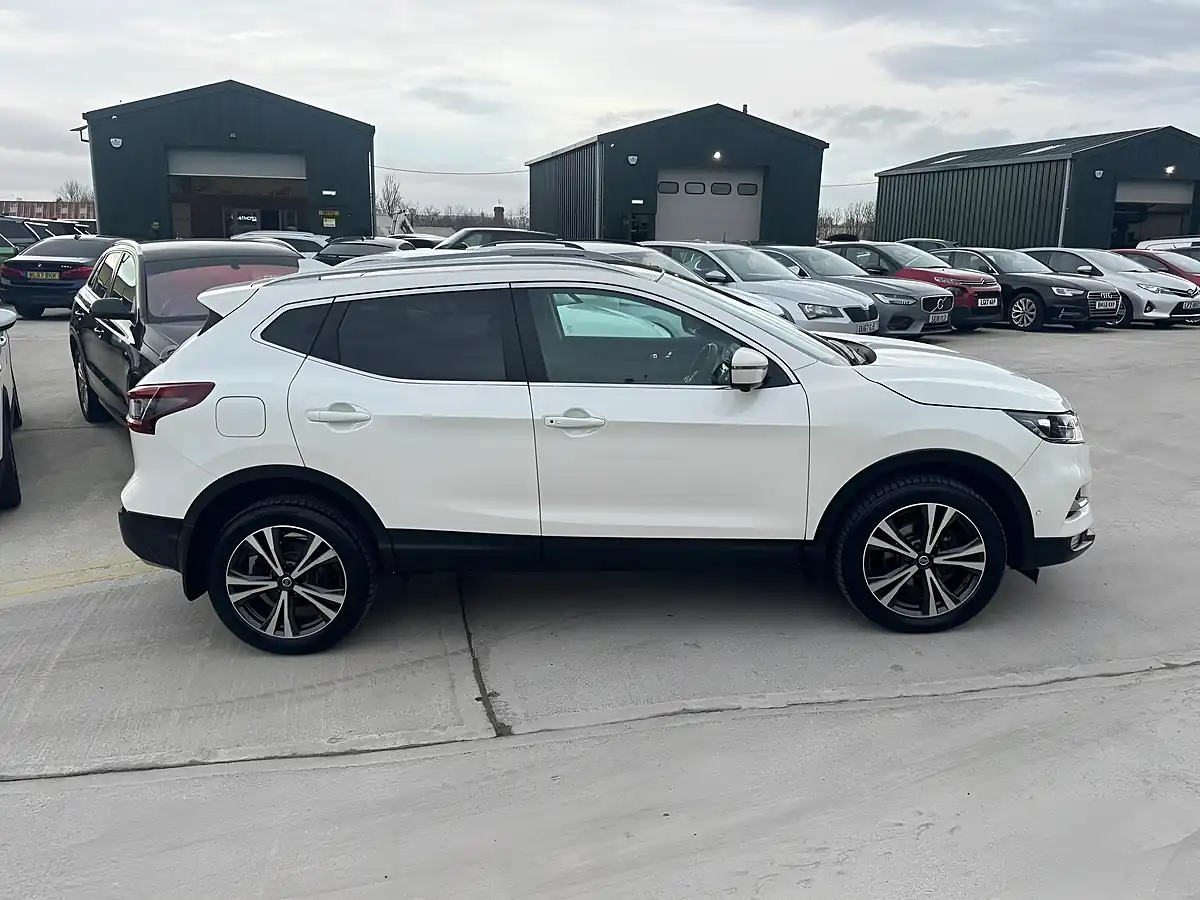 Used 2020 Nissan Qashqai N-Connecta White - Interior and Exterior details 10