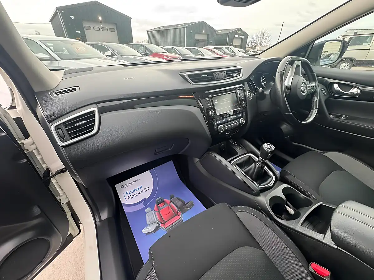 Used 2020 Nissan Qashqai N-Connecta White - Interior and Exterior details 16