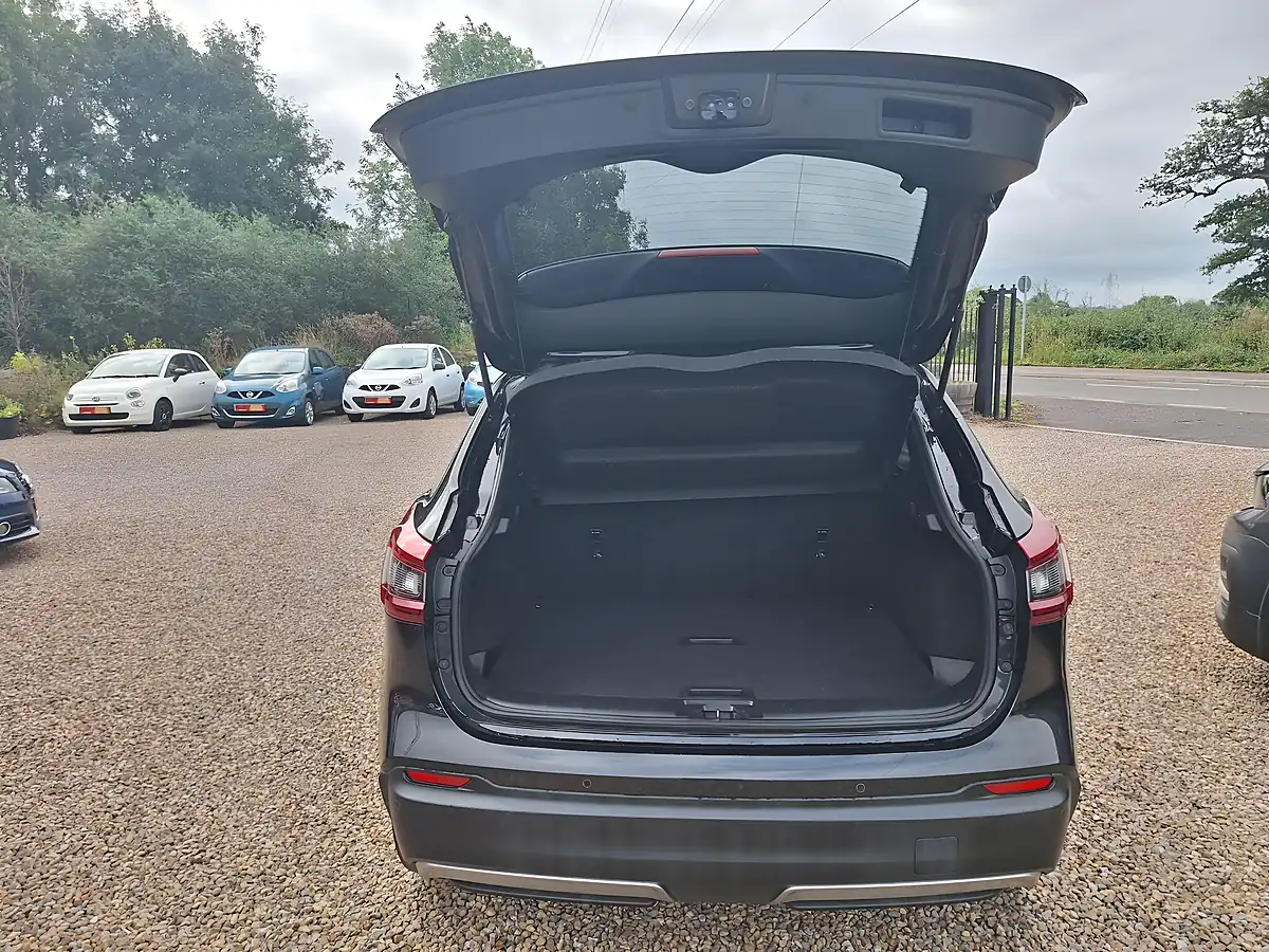 Used 2020 Nissan Qashqai Tekna Black - Interior and Exterior details 16