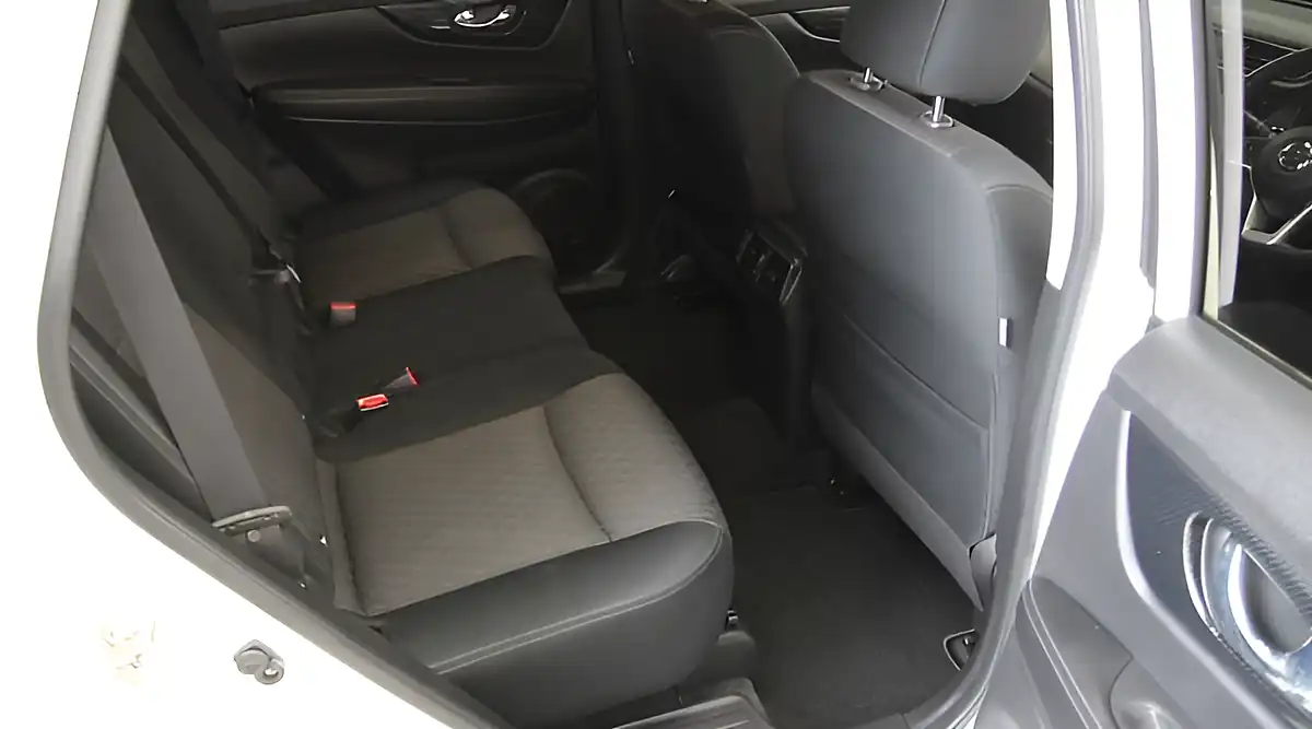 Used 2020 Nissan X-Trail N-Connecta Storm White - Interior and Exterior details 17