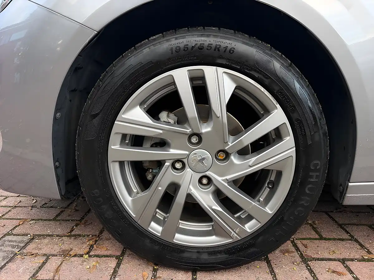 Used 2020 Peugeot 208 Active Grey - Interior and Exterior details 12