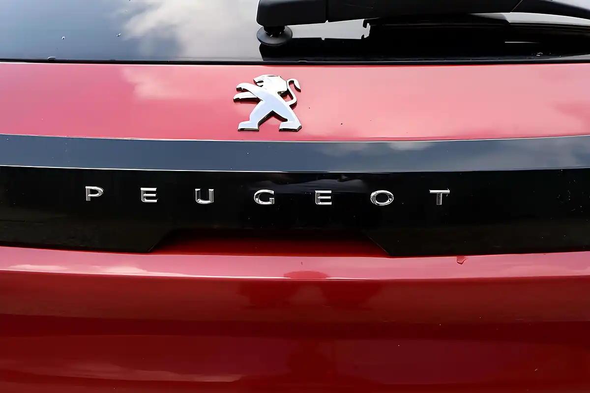 Used 2020 Peugeot 208 Allure Red - Interior and Exterior details 10